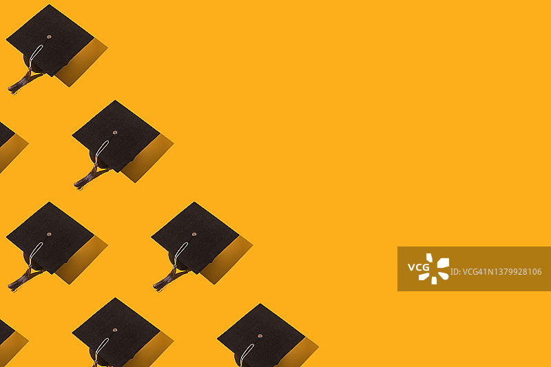 黄色背景上黑色毕业帽图案，灰色流苏，硬阴影图片素材