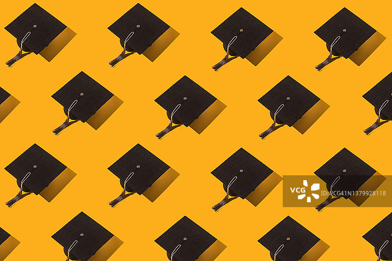 黑色毕业帽图案，灰色流苏，黄色背景，寓意毕业、成就与成功图片素材