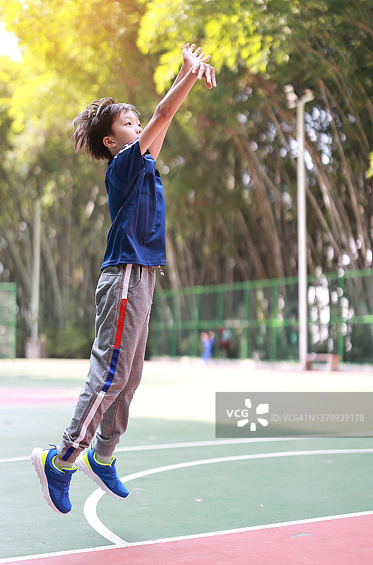 打篮球的小男孩图片素材