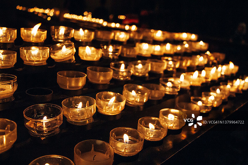 教堂内的蜡烛特写图片素材