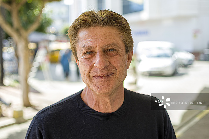 摆姿势的英俊男人图片素材