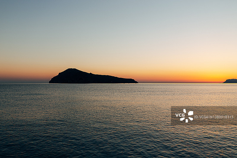 海滩上色彩缤纷的日落图片素材