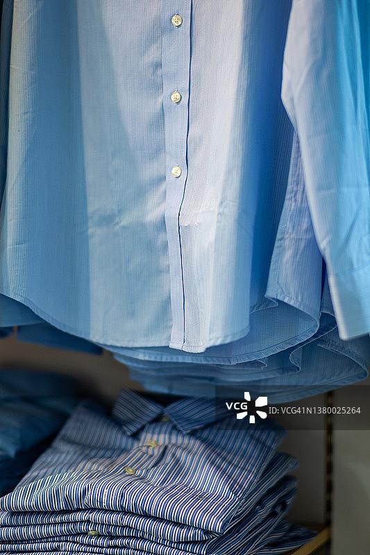 展示架和衣架上的衬衫图片素材