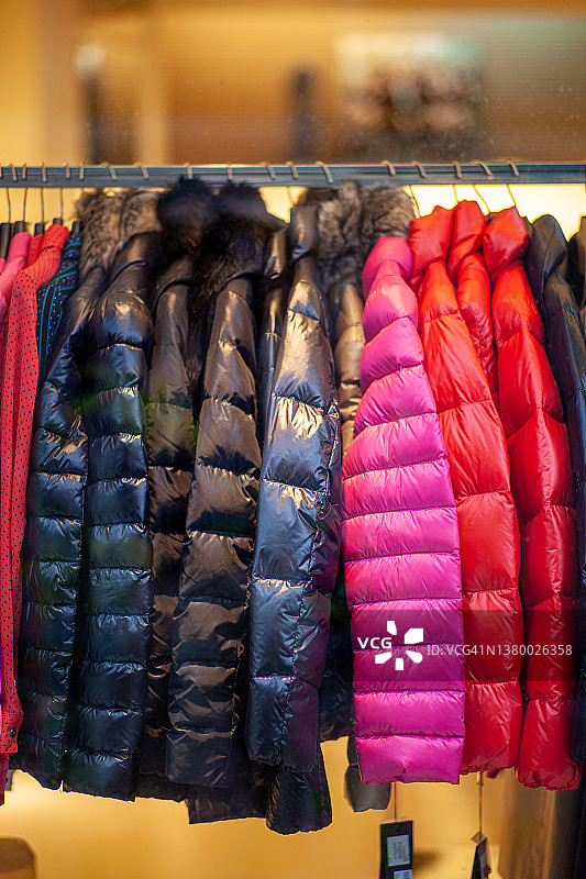 展示架上的外套图片素材