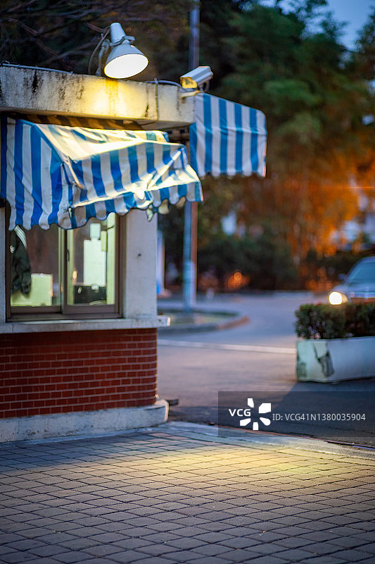 大学校园入口处的保安亭图片素材