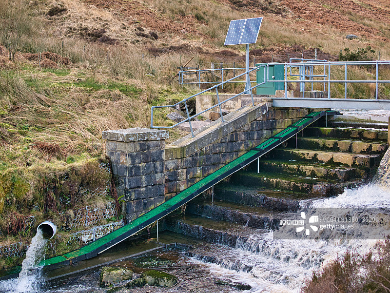 英国兰开夏郡惠滕代尔河的水管理基础设施，绿色鳗鱼通道，设计中考虑了鲑鱼和鳟鱼的洄游图片素材