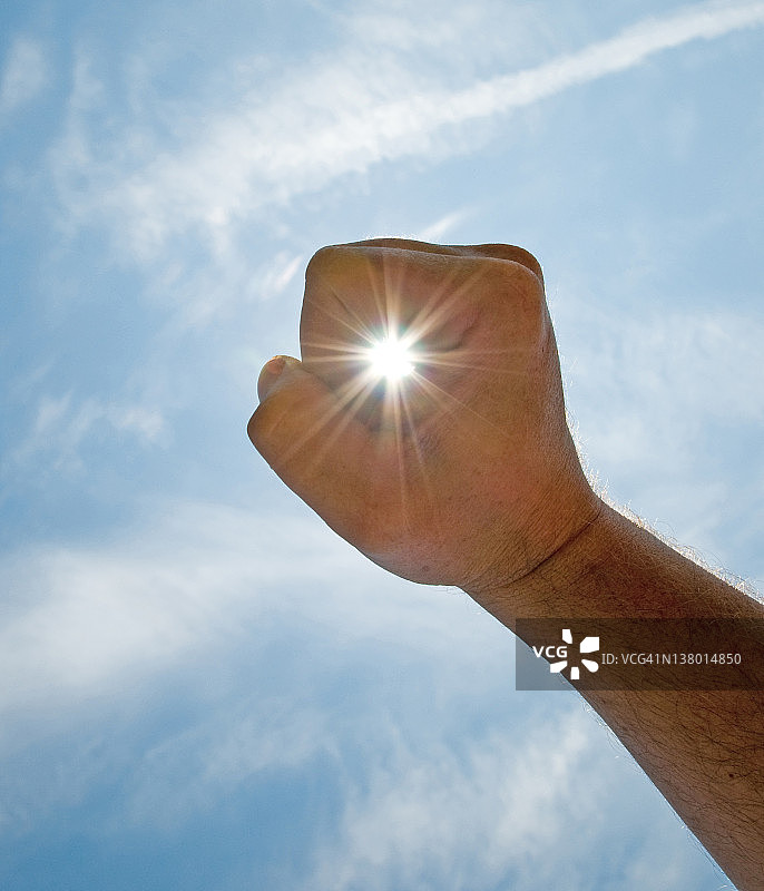 手中的太阳图片素材