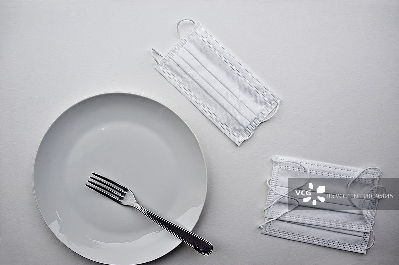 外科口罩和空盘子图片素材