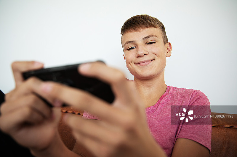 青少年男孩使用智能手机图片素材
