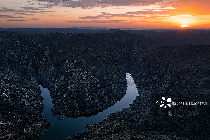 阳光下的杜罗河日落全景：葡萄牙北部Fraga do Puio观景点的壮丽自然景观图片素材