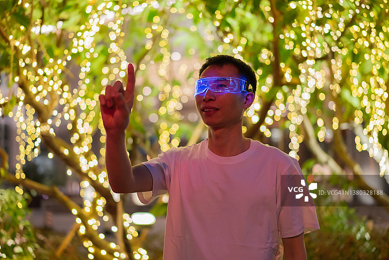 戴虚拟现实智能眼镜的男人图片素材