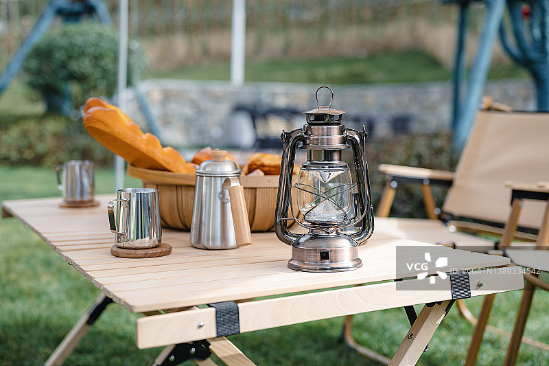 户外野餐桌特写图片素材