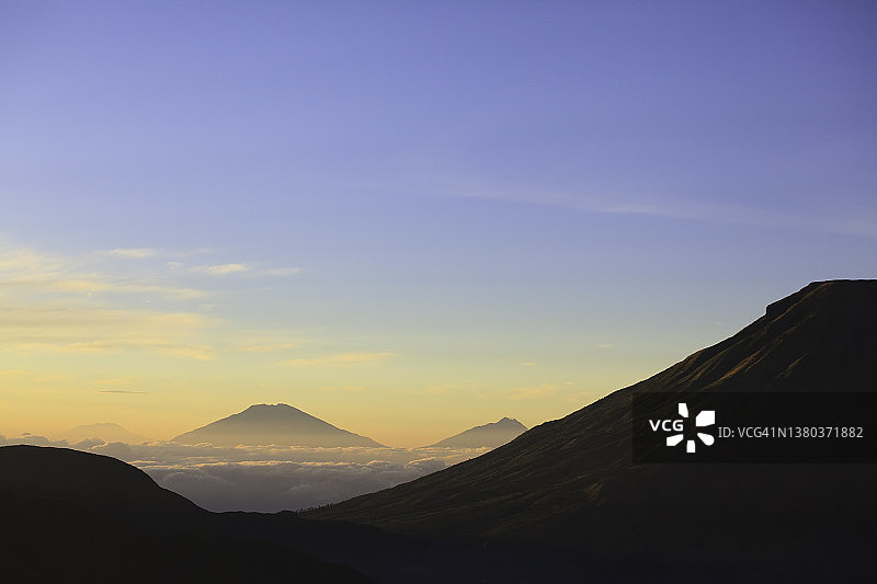 从爪哇锡库尼尔看到的日出图片素材