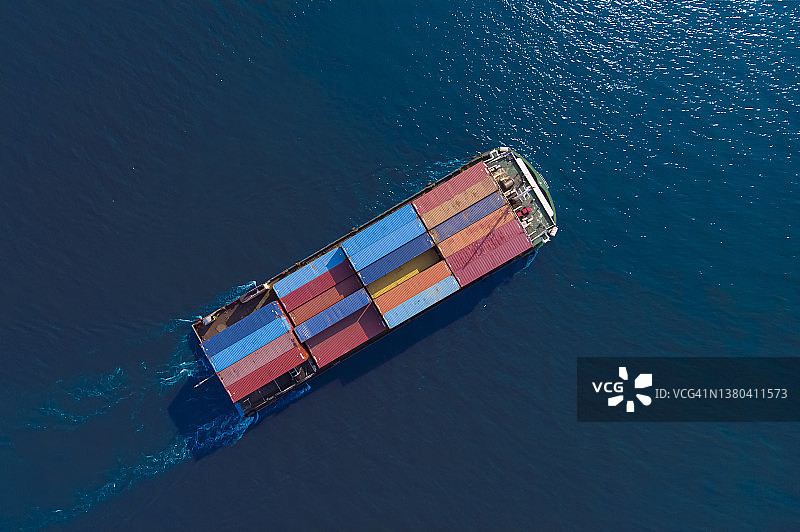 蓝色河流中航行的集装箱船航拍顶视图，关于集装箱船进出口运输业务。图片素材