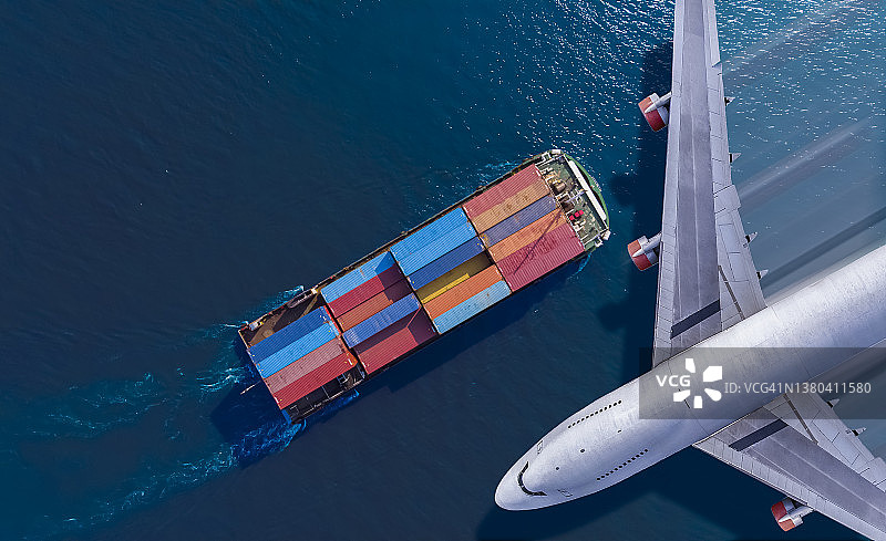 客机飞越在蓝色河流中航行的集装箱船，关于集装箱船进出口运输业务图片素材