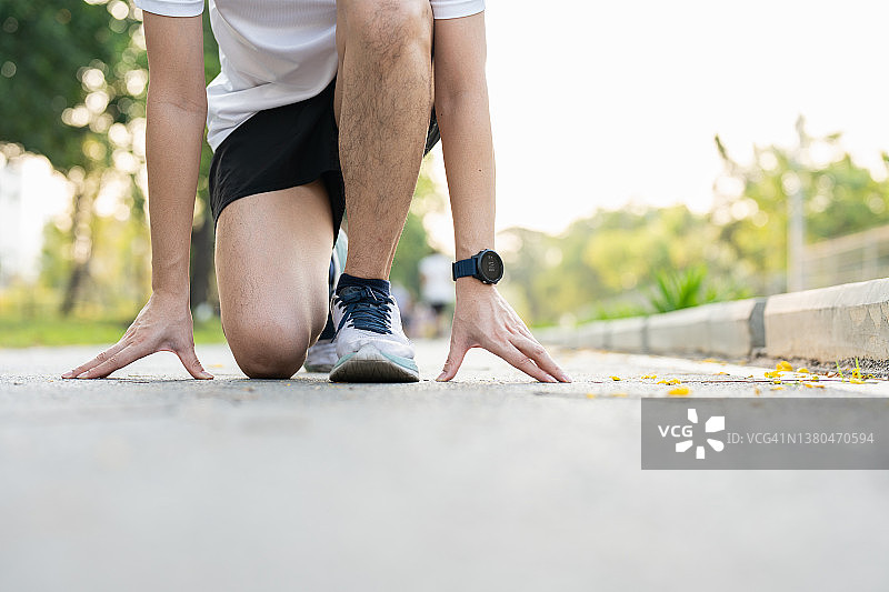 起跑线上准备出发的运动员图片素材