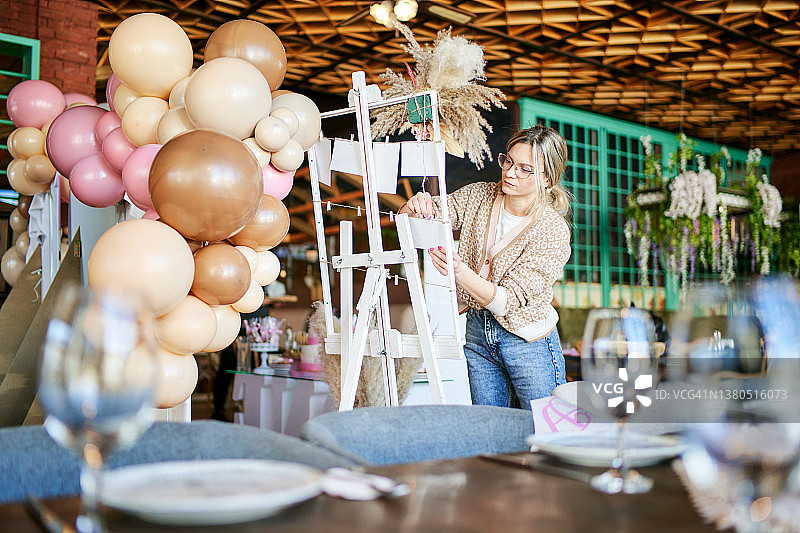 女性派对策划师为儿童生日派对布置装饰品图片素材