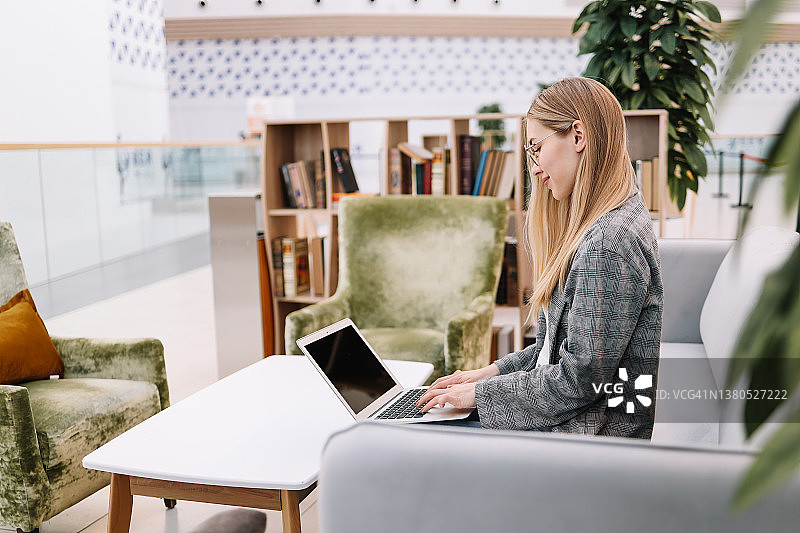 年轻女商人使用笔记本电脑远程在线工作，进行在线教育图片素材