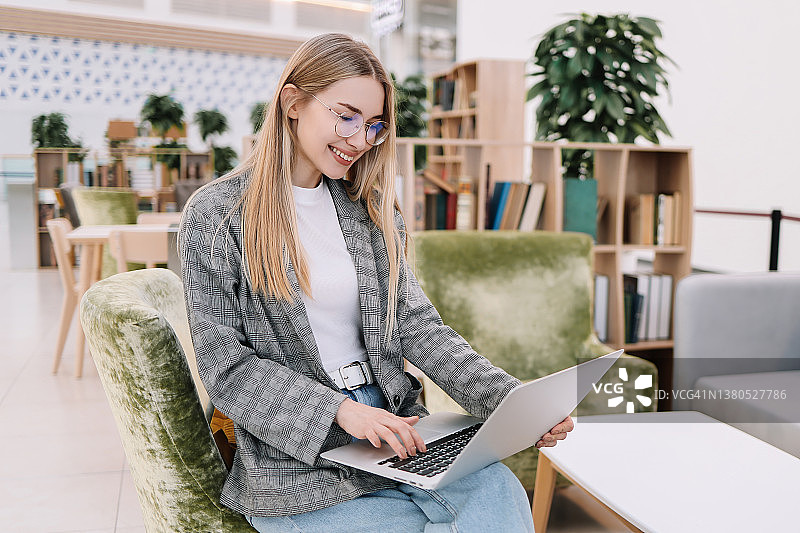 年轻女商人使用笔记本电脑远程在线工作，进行在线教育图片素材