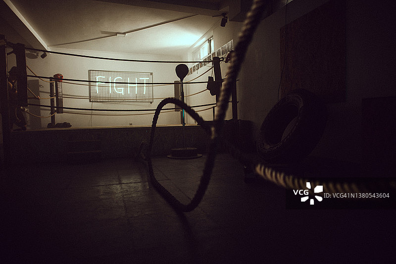 空旷健身房里的绳索训练图片素材