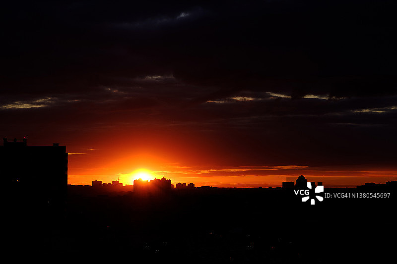 在建高层住宅楼与夕阳下的起重机图片素材