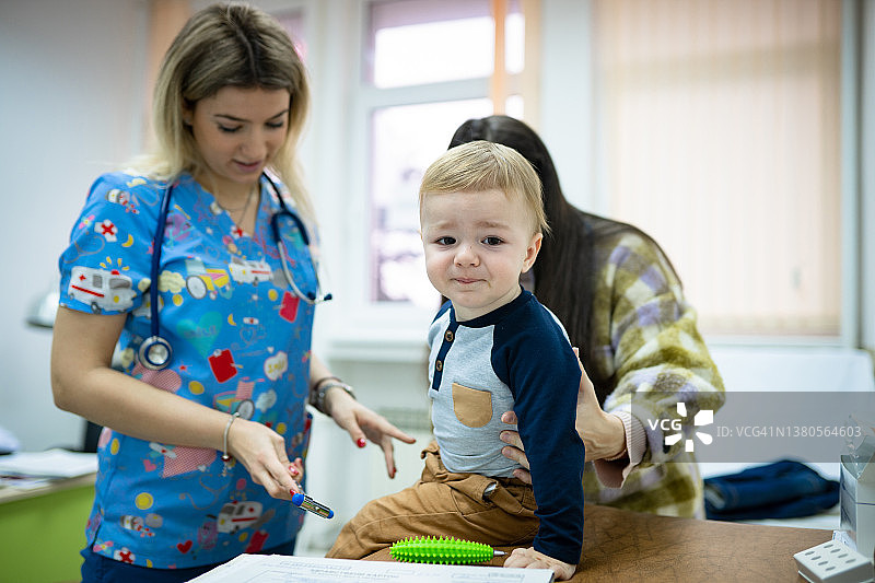 儿科医生用反射锤检查婴儿图片素材