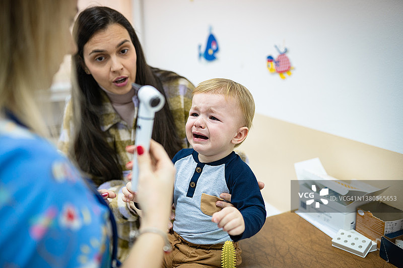 儿科医生检查婴儿体温图片素材