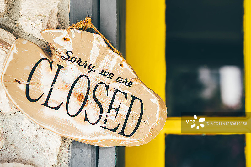 商店橱窗上挂着的店铺已关闭标志图片素材