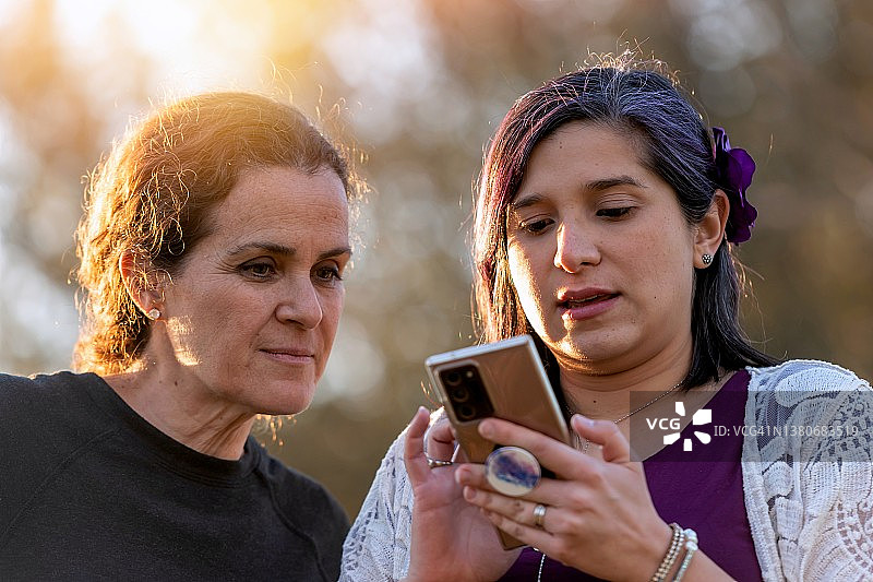 女性朋友在智能手机上查看社交媒体图片素材