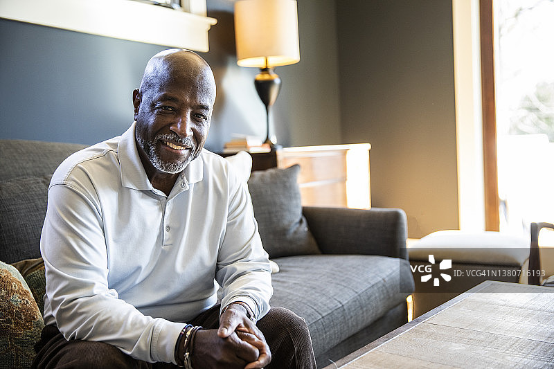 在家中的老年男人画像图片素材