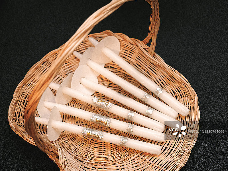 装有圣餐蜡烛的篮子图片素材