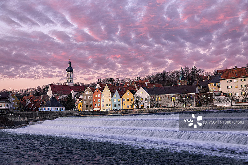 紫色云彩笼罩下莱希河畔兰茨贝格的黄昏景色图片素材