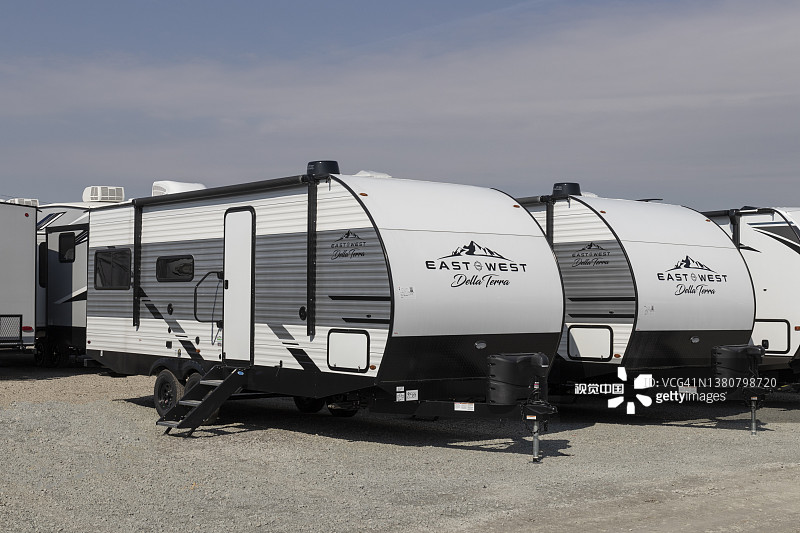 East To West Della Terra 旅行拖车（East To West隶属于Forest River RV和伯克希尔·哈撒韦公司）图片素材