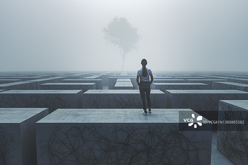 站在梦幻迷宫中的年轻女人图片素材