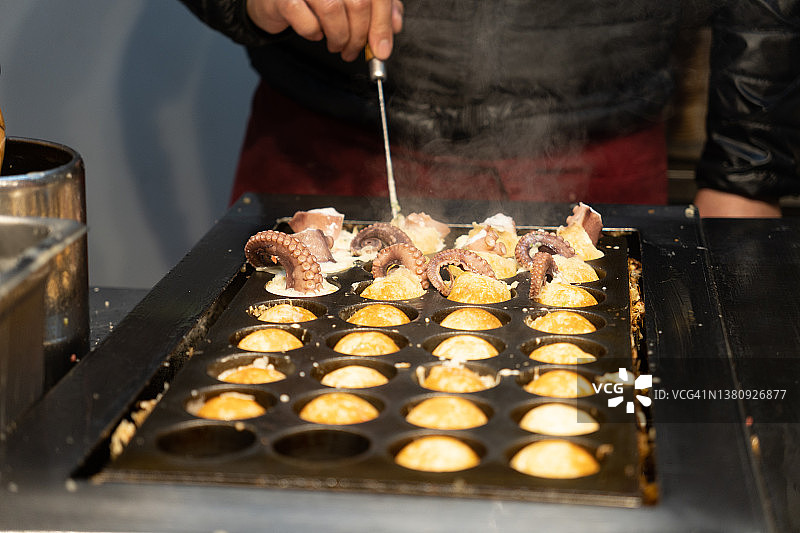 在热锅上烹饪章鱼烧图片素材