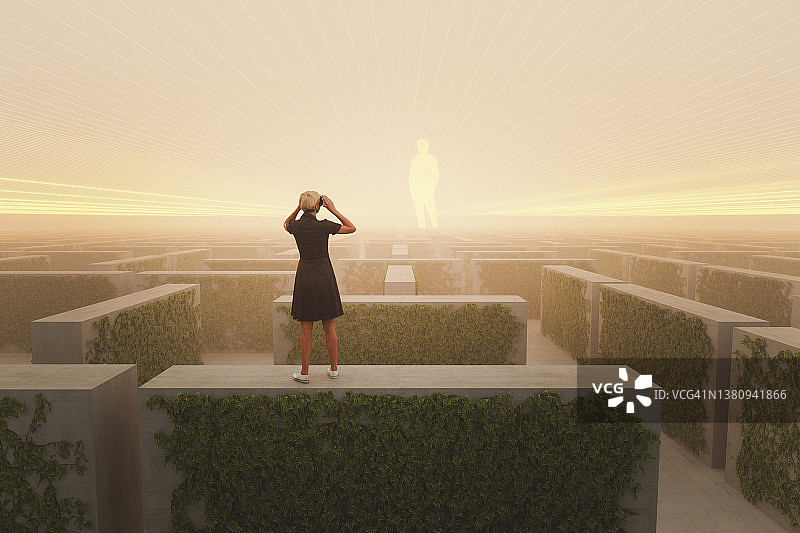 女人使用VR设备图片素材