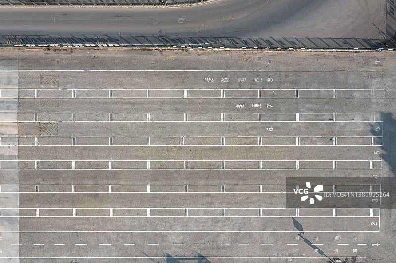 阳光下，空旷的混凝土道路航拍图片素材