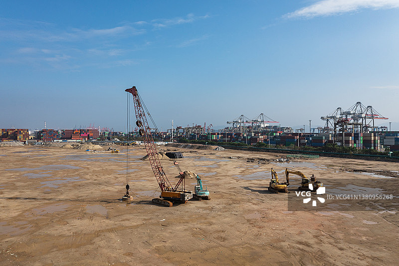 商业码头旁建筑工地上的施工机械图片素材