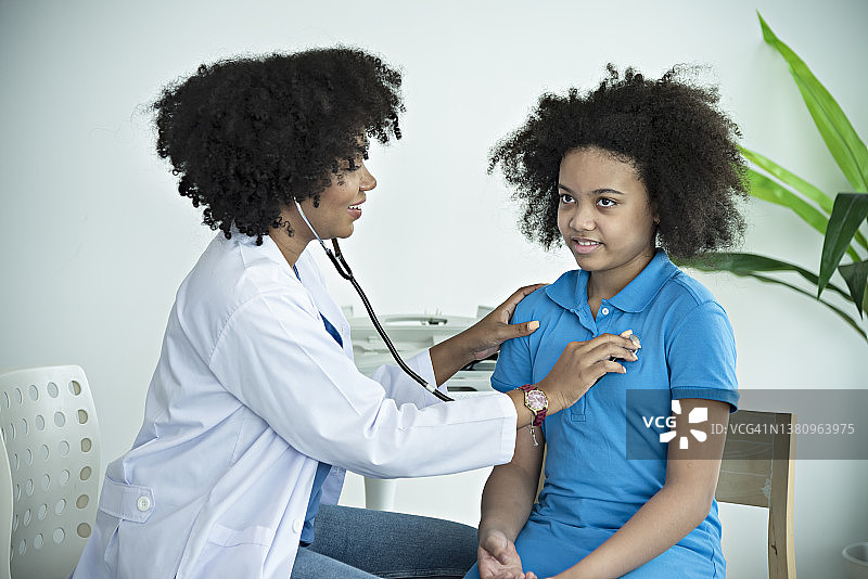 女医生在诊所检查女病人图片素材