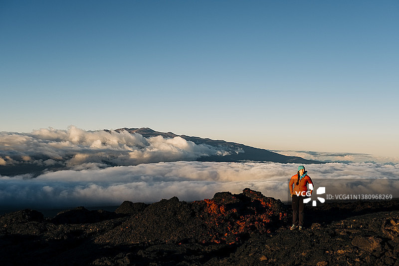 在夏威夷火山上看日落云海的女人图片素材