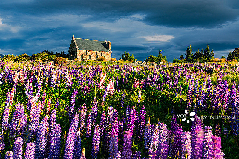暴风雨中的好牧羊人教堂日落，蒂卡波湖，新西兰图片素材