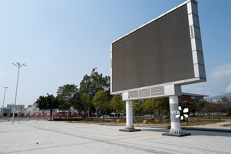 城市广场上的大型LED广告屏图片素材