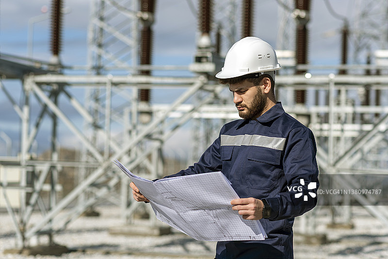 在变电站的年轻工程师图片素材