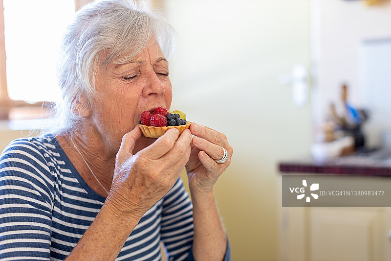 年长的女人享用水果馅饼图片素材