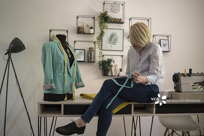 年轻女人正在缝纫图片素材