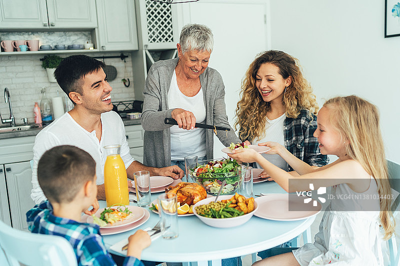 家人共进午餐图片素材