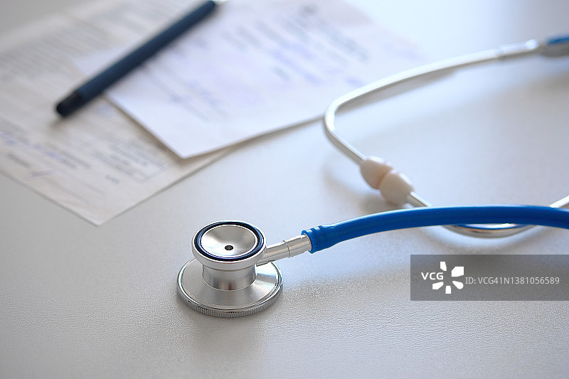 医生听诊器与医疗表格图片素材