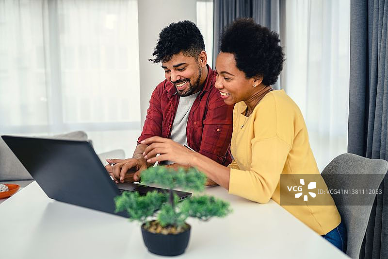 在网上购买商品的非裔美国夫妇图片素材