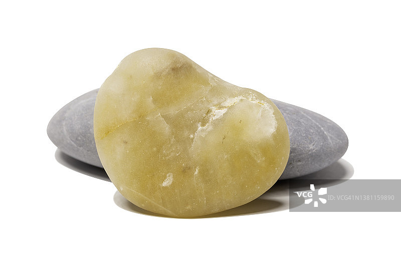 带有划痕和图案的卵石孤立在白色背景上。剪切路径图片素材