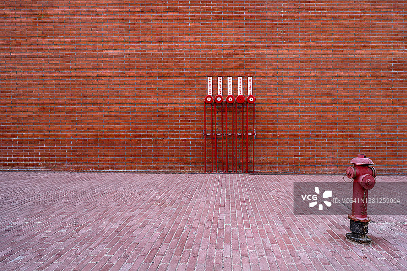 消防栓和红砖墙的正面图图片素材